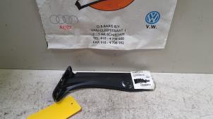 Gebruikte Schermdrager links-voor Skoda Octavia Combi (5EAC) 1.0 TSI 12V Prijs € 10,00 Margeregeling aangeboden door Baris Schiedam