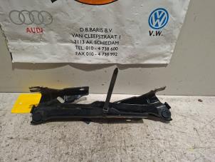 Gebruikte Motorkap Scharnier Volkswagen Polo V (6R) 1.0 12V BlueMotion Technology Prijs € 20,00 Margeregeling aangeboden door Baris Schiedam