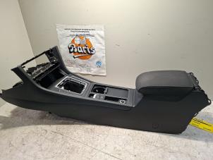 Gebruikte Armleuning Volkswagen Golf VII (AUA) 1.0 TSI 12V Prijs € 30,00 Margeregeling aangeboden door Baris Schiedam