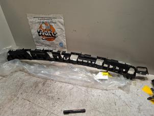 Gebruikte Bumpersteun midden-achter Porsche Cayenne III (9YA) 3.0 V6 S 24V E-Hybrid Prijs € 20,00 Margeregeling aangeboden door Baris Schiedam