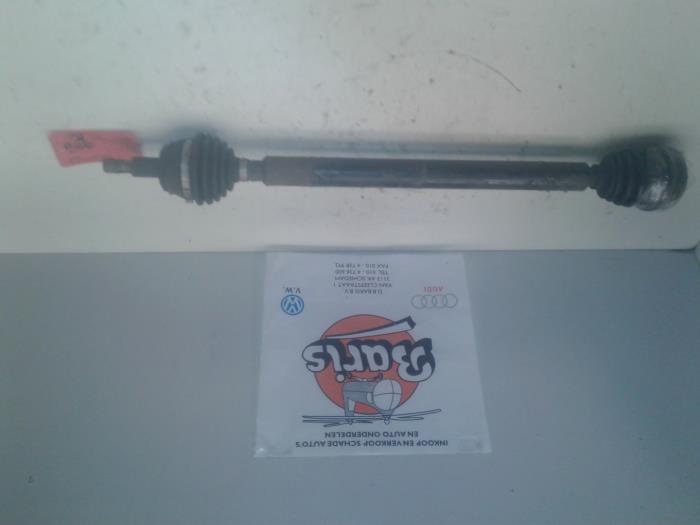 Aandrijfas rechts-voor van een Volkswagen Golf IV (1J1) 1.4 16V 2000