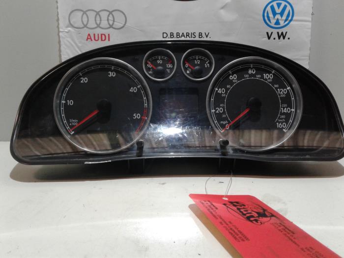 Kilometerteller KM van een Volkswagen Passat (3B3) 1.9 TDI 130 2001
