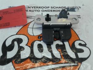 Gebruikte Slotmechaniek Achterklep Volkswagen Polo IV (9N1/2/3) 1.2 12V Prijs € 15,00 Margeregeling aangeboden door Baris Schiedam