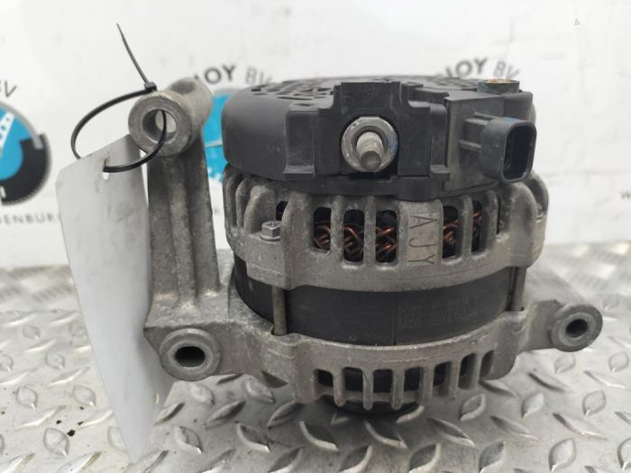 Dynamo van een Opel Corsa E  2018