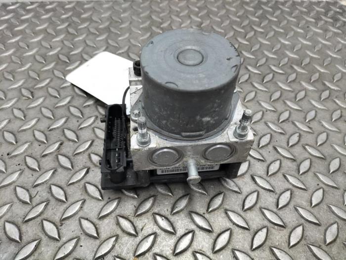 Gebruikte ABS Pomp Peugeot 107 Prijs € 48,40 Inclusief btw aangeboden door Rhenoy Onderdelen b.v.