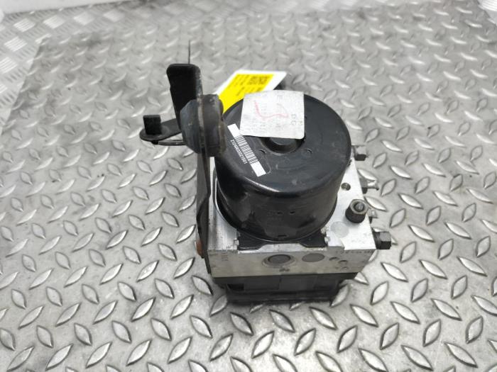 Gebruikte ABS Pomp Renault Megane Prijs € 90,75 Inclusief btw aangeboden door Rhenoy Onderdelen b.v.