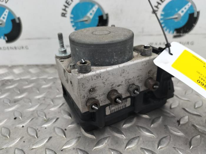 Gebruikte ABS Pomp Ford KA Prijs € 90,75 Inclusief btw aangeboden door Rhenoy Onderdelen b.v.