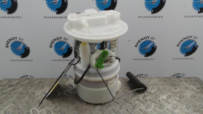 Gebruikte Tank element Pomp Dacia Duster Prijs € 84,70 Inclusief btw aangeboden door Rhenoy Onderdelen b.v.