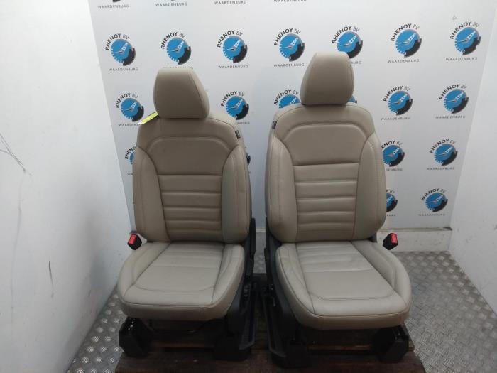 Gebruikte Display Interieur Ford Kuga Prijs € 363,00 Inclusief btw aangeboden door Rhenoy Onderdelen b.v.