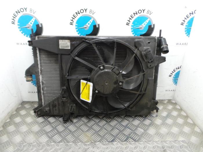 Gebruikte Radiateur Dacia Sandero Prijs € 121,00 Inclusief btw aangeboden door Rhenoy Onderdelen b.v.