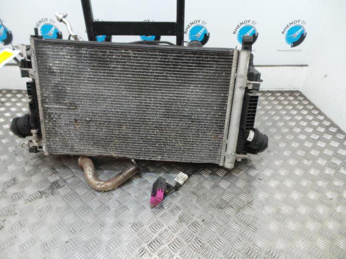 Gebruikte Radiateur Opel Astra Prijs € 242,00 Inclusief btw aangeboden door Rhenoy Onderdelen b.v.