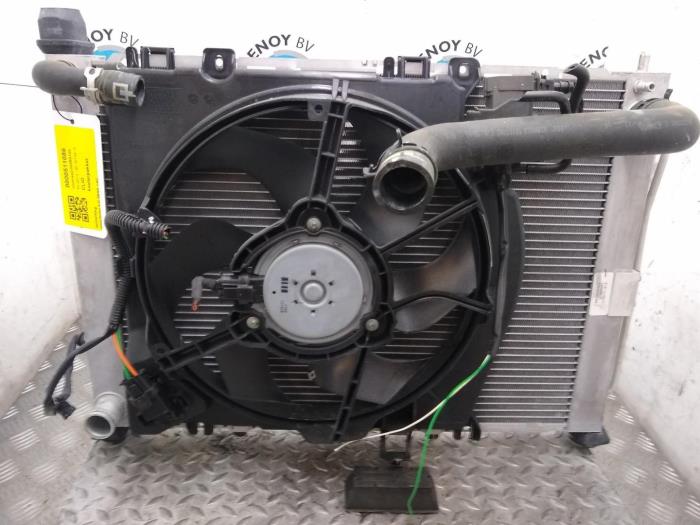 Gebruikte Radiateur Renault Clio Prijs € 121,00 Inclusief btw aangeboden door Rhenoy Onderdelen b.v.