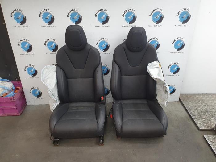 Gebruikte Display Interieur Tesla Model X Prijs € 786,50 Inclusief btw aangeboden door Rhenoy Onderdelen b.v.