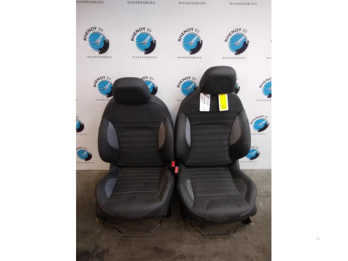 Gebruikte Display Interieur Peugeot 2008 Prijs € 363,00 Inclusief btw aangeboden door Rhenoy Onderdelen b.v.