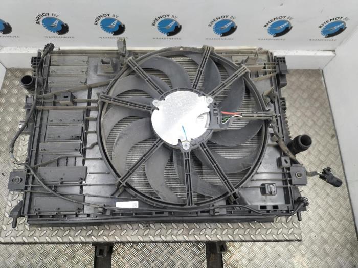 Gebruikte Radiateur Peugeot 3008 Prijs op aanvraag aangeboden door Rhenoy Onderdelen b.v.