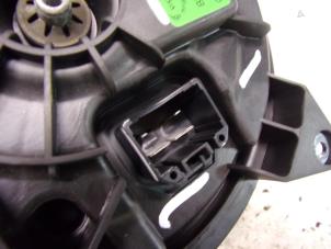 Gebruikte Chaufage Ventilatiemotor Ford Mondeo III 2.0 16V Prijs € 36,75 Margeregeling aangeboden door Reclycar De Boer BV