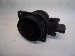 Gebruikte Luchthoeveelheidsmeter Volkswagen Golf V (1K1) 1.9 TDI Prijs € 36,75 Margeregeling aangeboden door Reclycar De Boer BV