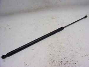 Gebruikte Gasveer links-achter Renault Grand Scénic III (JZ) 1.4 16V TCe 130 Prijs € 10,50 Margeregeling aangeboden door Reclycar De Boer BV