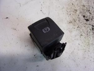 Gebruikte Handrem schakelaar Renault Grand Scénic III (JZ) 1.4 16V TCe 130 Prijs € 15,75 Margeregeling aangeboden door Reclycar De Boer BV