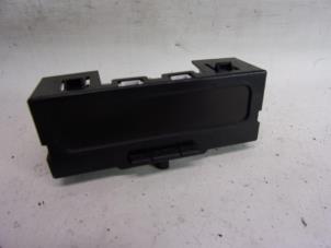 Gebruikte Display Interieur Renault Megane II CC (EM) 1.9 dCi 120 Prijs € 26,25 Margeregeling aangeboden door Reclycar De Boer BV