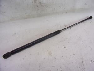 Gebruikte Kofferdekseldemper links-achter Volkswagen Golf IV (1J1) 1.8 20V Turbo Prijs € 10,50 Margeregeling aangeboden door Reclycar De Boer BV