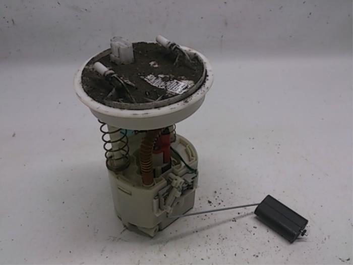 Gebruikte Tank element Pomp Ford Fiesta 5 (JD/JH) 1.25 16V Prijs € 26,25 Margeregeling aangeboden door Reclycar De Boer BV