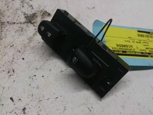 Gebruikte Ruit schakelaar elektrisch Renault Kadjar (RFEH) 1.5 dCi DPF Prijs € 15,75 Margeregeling aangeboden door Reclycar De Boer BV