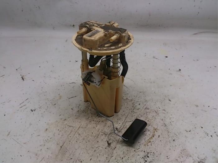 Gebruikte Tank element Pomp Renault Clio IV Estate/Grandtour (7R) 1.5 Energy dCi 90 FAP Prijs € 42,00 Margeregeling aangeboden door Reclycar De Boer BV