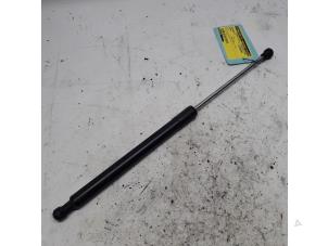 Gebruikte Kofferdekseldemper links-achter Renault Clio III (BR/CR) 1.5 dCi 70 Prijs € 10,50 Margeregeling aangeboden door Reclycar De Boer BV