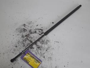 Gebruikte Gasveer links-achter Renault Grand Scénic III (JZ) 2.0 16V CVT Prijs € 10,50 Margeregeling aangeboden door Reclycar De Boer BV