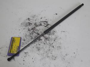 Gebruikte Kofferdekseldemper rechts-achter Renault Grand Scénic III (JZ) 2.0 16V CVT Prijs € 10,50 Margeregeling aangeboden door Reclycar De Boer BV