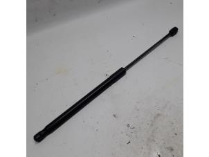 Gebruikte Gasdemper links-achter Renault Megane III Grandtour (KZ) 1.5 dCi 90 Prijs € 10,50 Margeregeling aangeboden door Reclycar De Boer BV