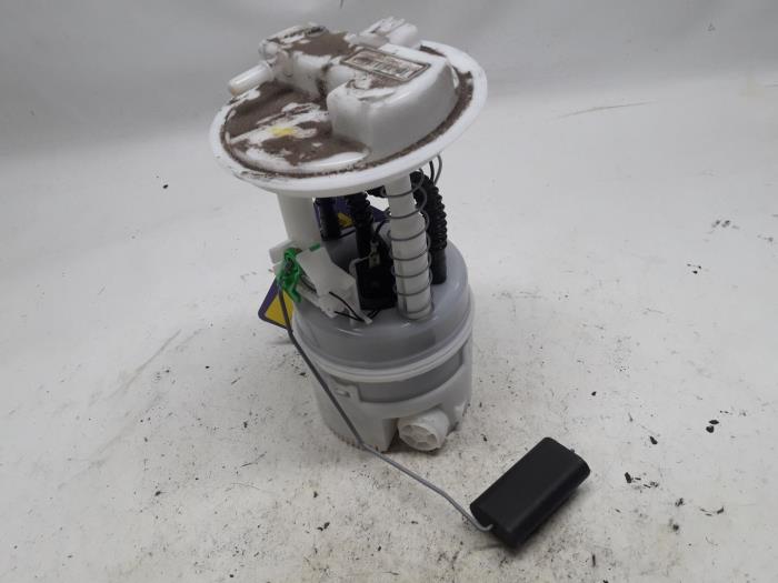 Gebruikte Tank element Pomp Renault Twingo II (CN) 1.2 16V Prijs € 42,00 Margeregeling aangeboden door Reclycar De Boer BV