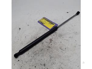 Gebruikte Kofferdekseldemper links-achter Renault Clio III (BR/CR) 1.5 dCi FAP Prijs € 10,50 Margeregeling aangeboden door Reclycar De Boer BV