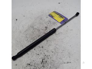 Gebruikte Gasveer rechts-achter Renault Clio III (BR/CR) 1.5 dCi FAP Prijs € 10,50 Margeregeling aangeboden door Reclycar De Boer BV