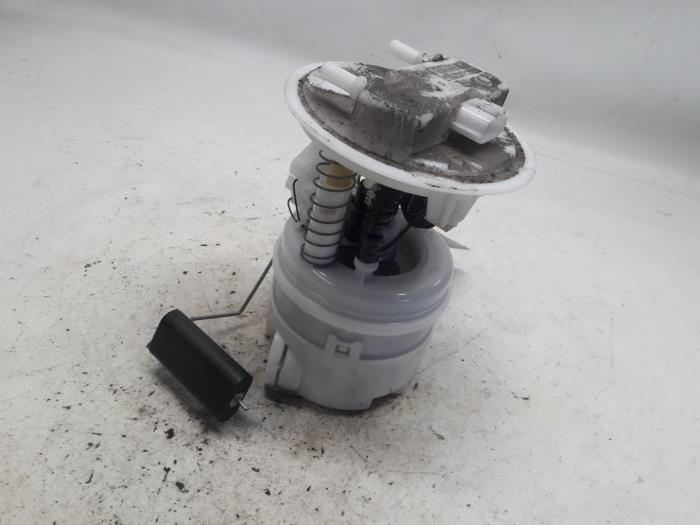 Gebruikte Tank element Pomp Dacia Logan MCV II/III/Sandero Wagon 0.9 TCE 12V Prijs € 42,00 Margeregeling aangeboden door Reclycar De Boer BV
