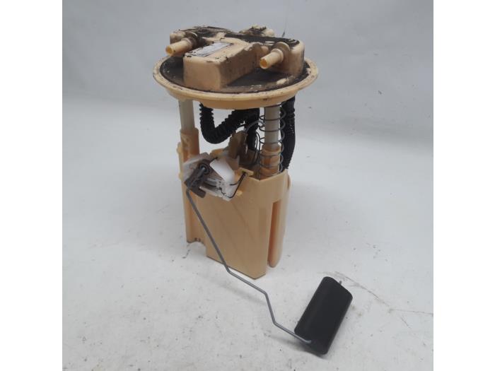 Gebruikte Tank element Pomp Renault Clio IV (5R) 1.5 Energy dCi 90 FAP Prijs € 42,00 Margeregeling aangeboden door Reclycar De Boer BV