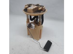 Gebruikte Tank element Pomp Renault Clio IV (5R) 1.5 Energy dCi 90 FAP Prijs € 42,00 Margeregeling aangeboden door Reclycar De Boer BV