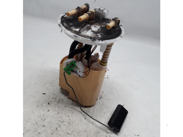 Gebruikte Tank element Pomp Renault Clio III (BR/CR) 1.5 dCi 105 FAP Prijs € 26,25 Margeregeling aangeboden door Reclycar De Boer BV