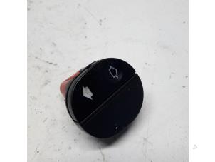 Gebruikte Raam schakelaar elektrisch Ford Fiesta 5 (JD/JH) 1.3 Prijs € 26,25 Margeregeling aangeboden door Reclycar De Boer BV