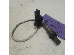 Gebruikte Lambda Sonde Peugeot 208 I (CA/CC/CK/CL) 1.2 Vti 12V PureTech 82 Prijs € 36,75 Margeregeling aangeboden door Reclycar De Boer BV