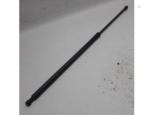 Gebruikte Gasveer links-achter Renault Grand Scénic III (JZ) 1.5 dCi 110 Prijs € 10,50 Margeregeling aangeboden door Reclycar De Boer BV