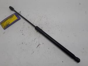 Gebruikte Gasdemper links-achter Renault Megane III Grandtour (KZ) 1.5 dCi 110 Prijs € 10,50 Margeregeling aangeboden door Reclycar De Boer BV