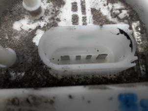 Gebruikte Tank element Pomp Volkswagen Polo IV (9N1/2/3) Prijs € 26,25 Margeregeling aangeboden door Reclycar De Boer BV