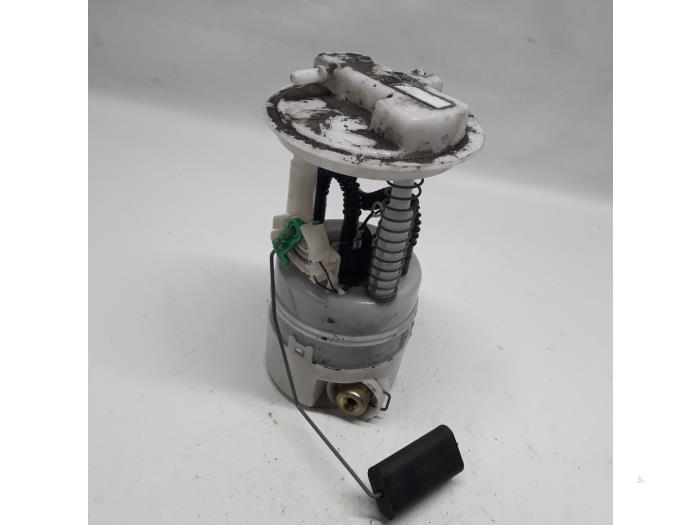 Gebruikte Tank element Pomp Renault Clio III (BR/CR) 1.4 16V Prijs € 26,25 Margeregeling aangeboden door Reclycar De Boer BV