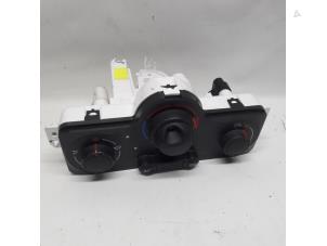 Gebruikte Chaufage Bedieningspaneel Renault Clio III (BR/CR) 1.5 dCi FAP Prijs € 36,75 Margeregeling aangeboden door Reclycar De Boer BV