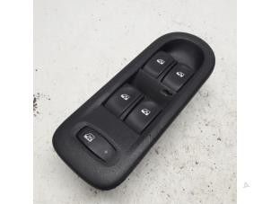 Gebruikte Ruit schakelaar elektrisch Renault Clio III (BR/CR) 1.5 dCi FAP Prijs € 36,75 Margeregeling aangeboden door Reclycar De Boer BV