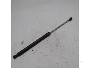 Gebruikte Kofferdekseldemper links-achter Renault Clio III (BR/CR) 1.5 dCi FAP Prijs € 10,50 Margeregeling aangeboden door Reclycar De Boer BV