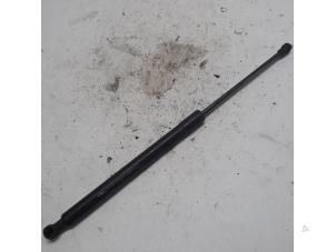 Gebruikte Kofferdekseldemper links-achter Peugeot 208 I (CA/CC/CK/CL) 1.2 Vti 12V PureTech 82 Prijs € 10,50 Margeregeling aangeboden door Reclycar De Boer BV