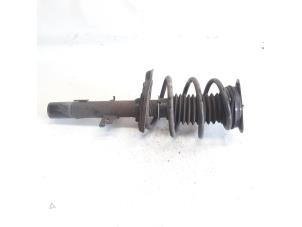 Gebruikte Schokdemper links-voor Renault Grand Scénic IV (RFAR) 1.5 Energy dCi 110 Prijs € 42,00 Margeregeling aangeboden door Reclycar De Boer BV